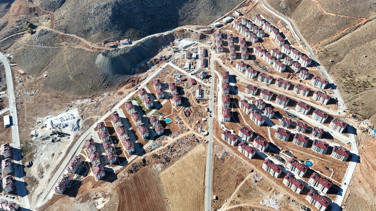 Kahramanmaraş İli Elbistan İlçesi Taşburun Mevkii 1. Etap 1492 Adet Konut, 2 Adet Ticaret Merkezi İnşaatları İle Altyapı ve Çevre Düzenlemesi İşi